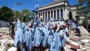 Бумът на китайските студенти помага за създаването на повече места в колежи за американците, установи проучване