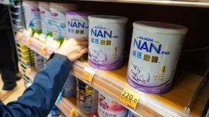 Хонконгско малко дете, за което се подозира, че се е разболяло от развалена млечна формула