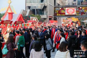 Чуждестранни дипломати се присъединяват към новогодишното пазарно събитие в Чунцин